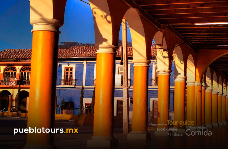 Colorful street in Tlatlauquitepec with market stalls and people